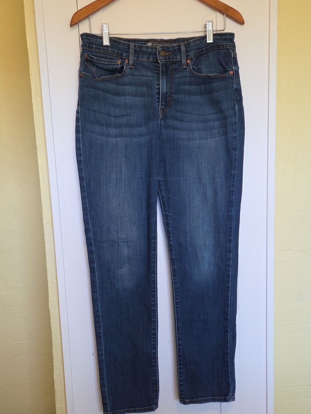 Levi's Straight-Leg Demi Curve Midrise Slim Medium Blue Wash Jeans Size 10/30